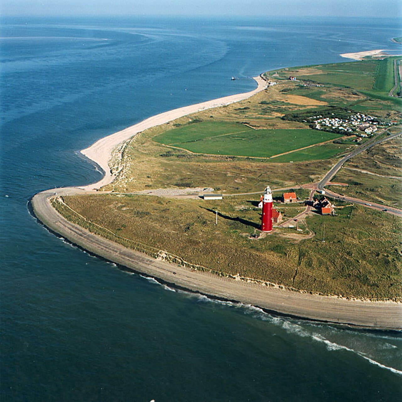 De noordpunt van Texel met vuurtoren, strand en duinen